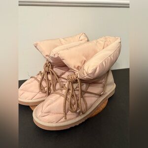 Fabletics Cozy Booties color is honey size not found appears to be 9 Excellent